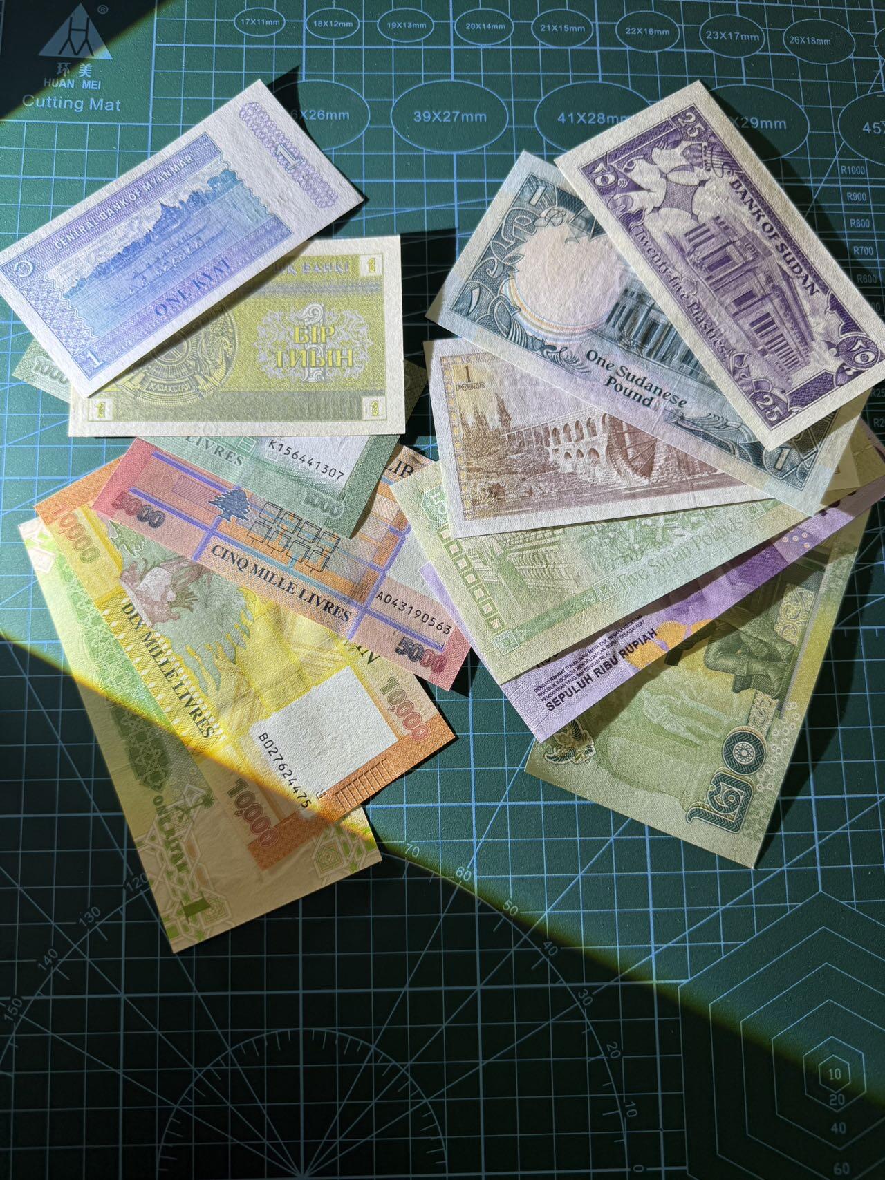 【炜奕收藏】，第四十二期 亚洲杂钞共12张，品相如图，大部分全新，少部分会有折痕黄斑压痕角折