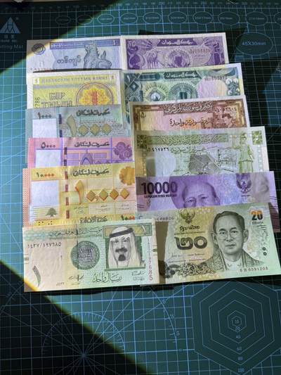 【炜奕收藏】，第四十二期 亚洲杂钞共12张，品相如图，大部分全新，少部分会有折痕黄斑压痕角折