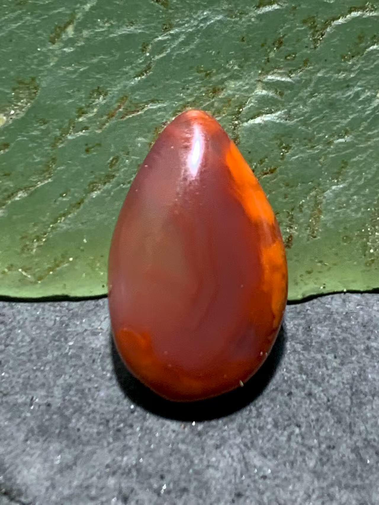 精美紫罗兰柿子红火焰纹南红玛瑙水滴形戒面一个，