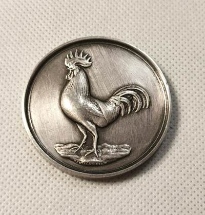 甄臻铺-世界币章拍卖（第30期），送拍享返佣金等优惠多多 - 1900年英国伦敦米诺卡鸡俱乐部颁发的获奖银章，正面是公鸡报晓浮雕图案，比较少见。背面刻有"London Minorca Club 1900 Presented by H.T.Silcox"字样，环绕精美花纹装饰。直径45.3毫米，重38克，英国925银标