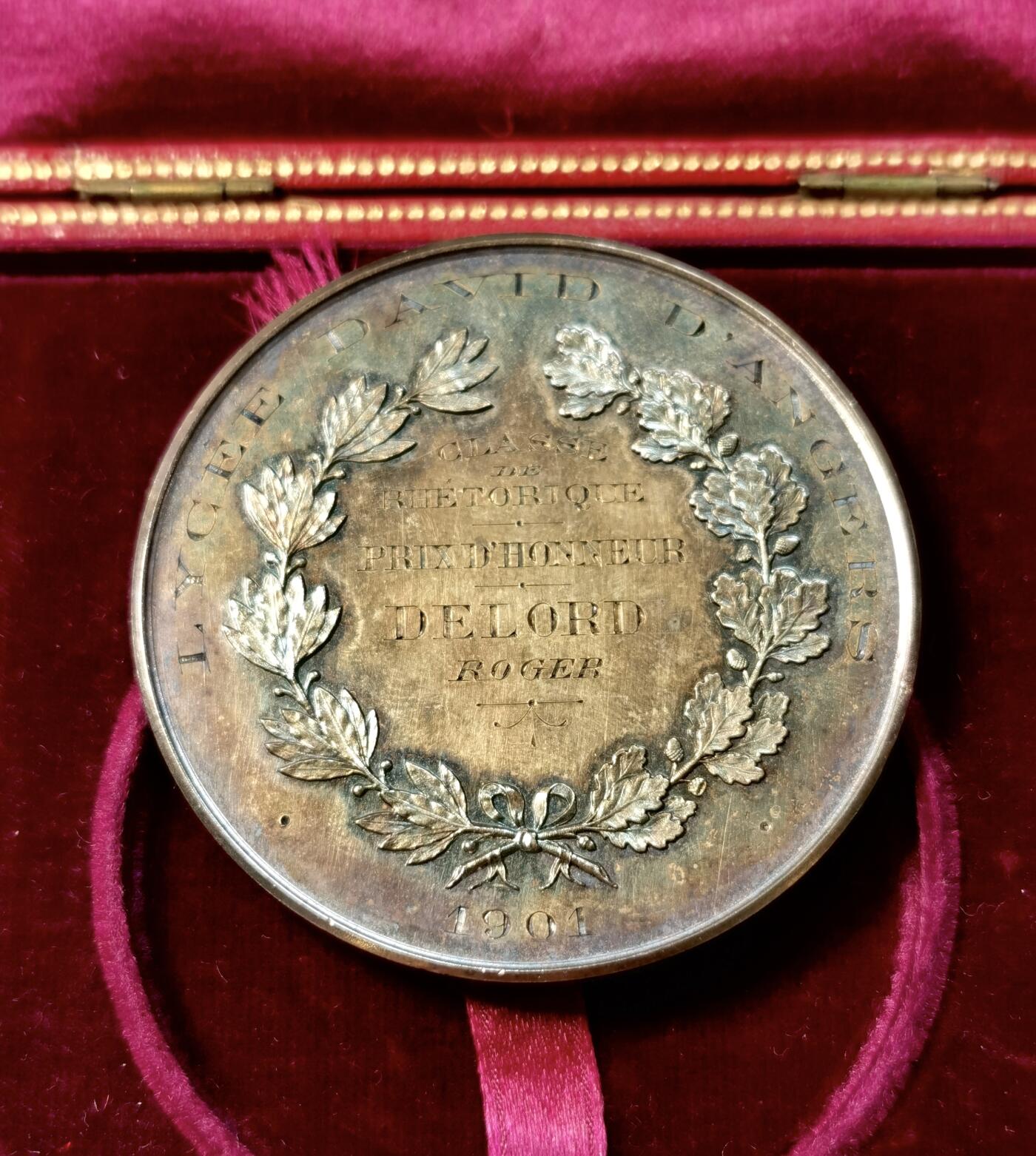 甄臻铺-世界币章拍卖（第30期），送拍享返佣金等优惠多多 1901年法国昂热市立戴维中学颁发的获奖银章，直径约50.8毫米，重62.8克。正面刻有昂热市徽章和橄榄枝装饰，背面环绕着
