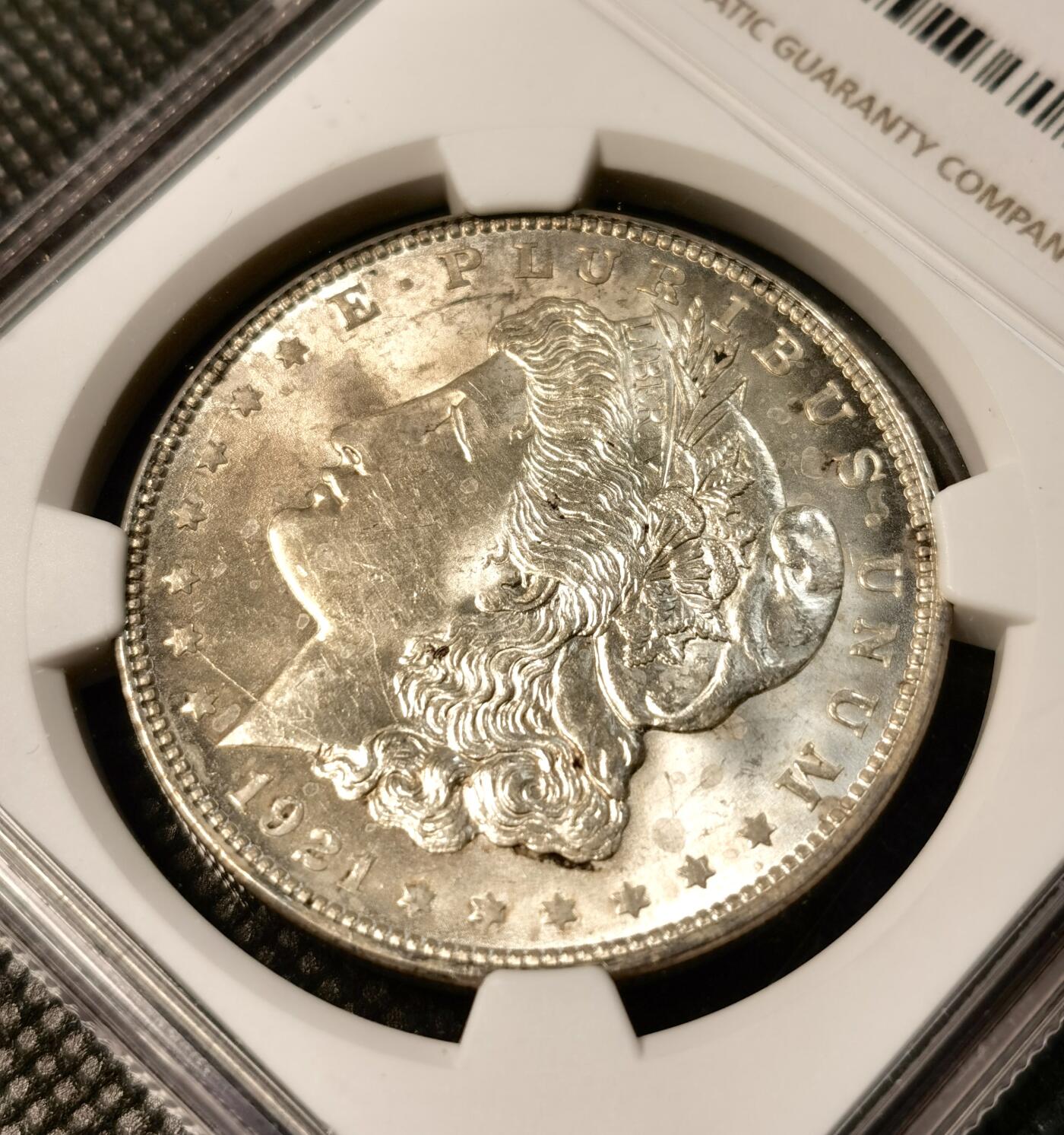 甄臻铺-世界币章拍卖（第30期），送拍享返佣金等优惠多多 NGC-MS62 1921年美国摩根，淡金色包浆