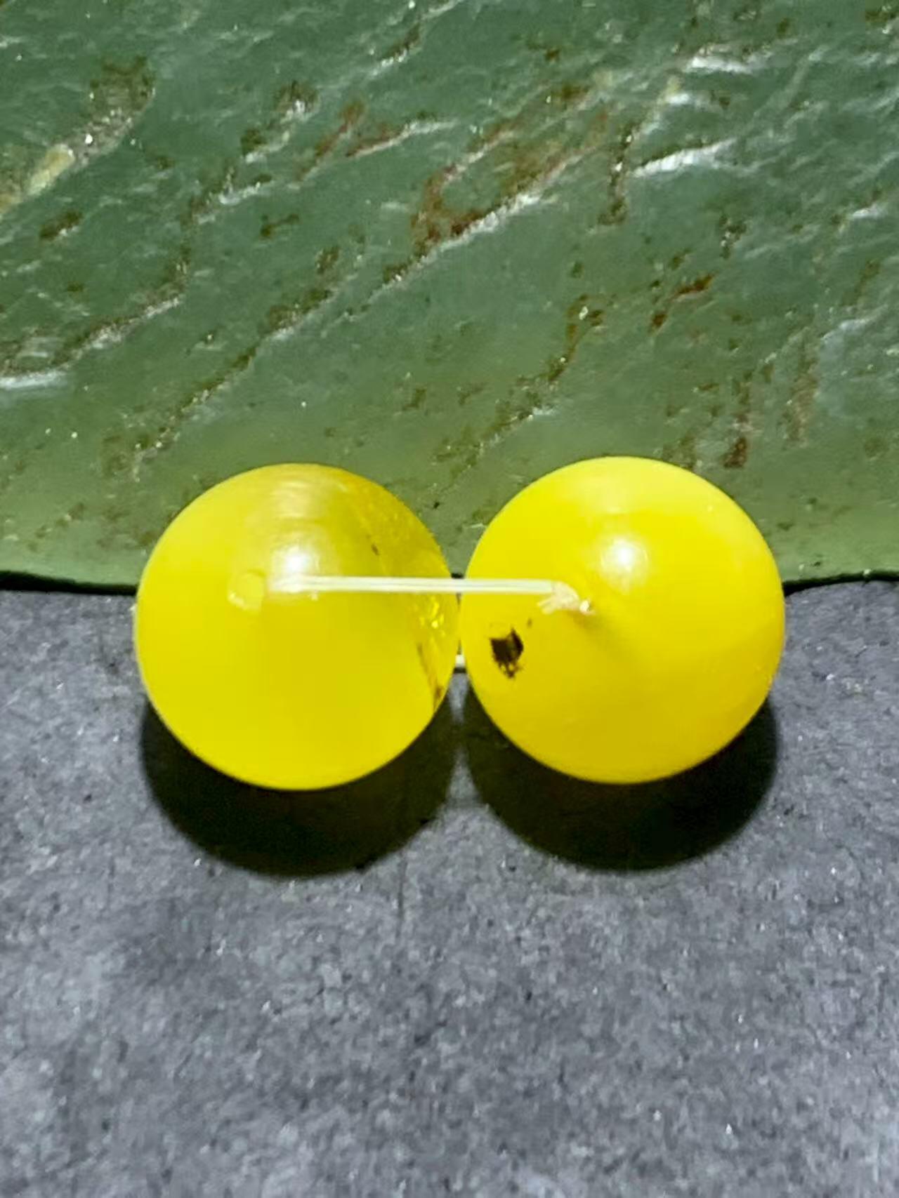 天然乌克兰原矿蜜蜡圆珠一对！，