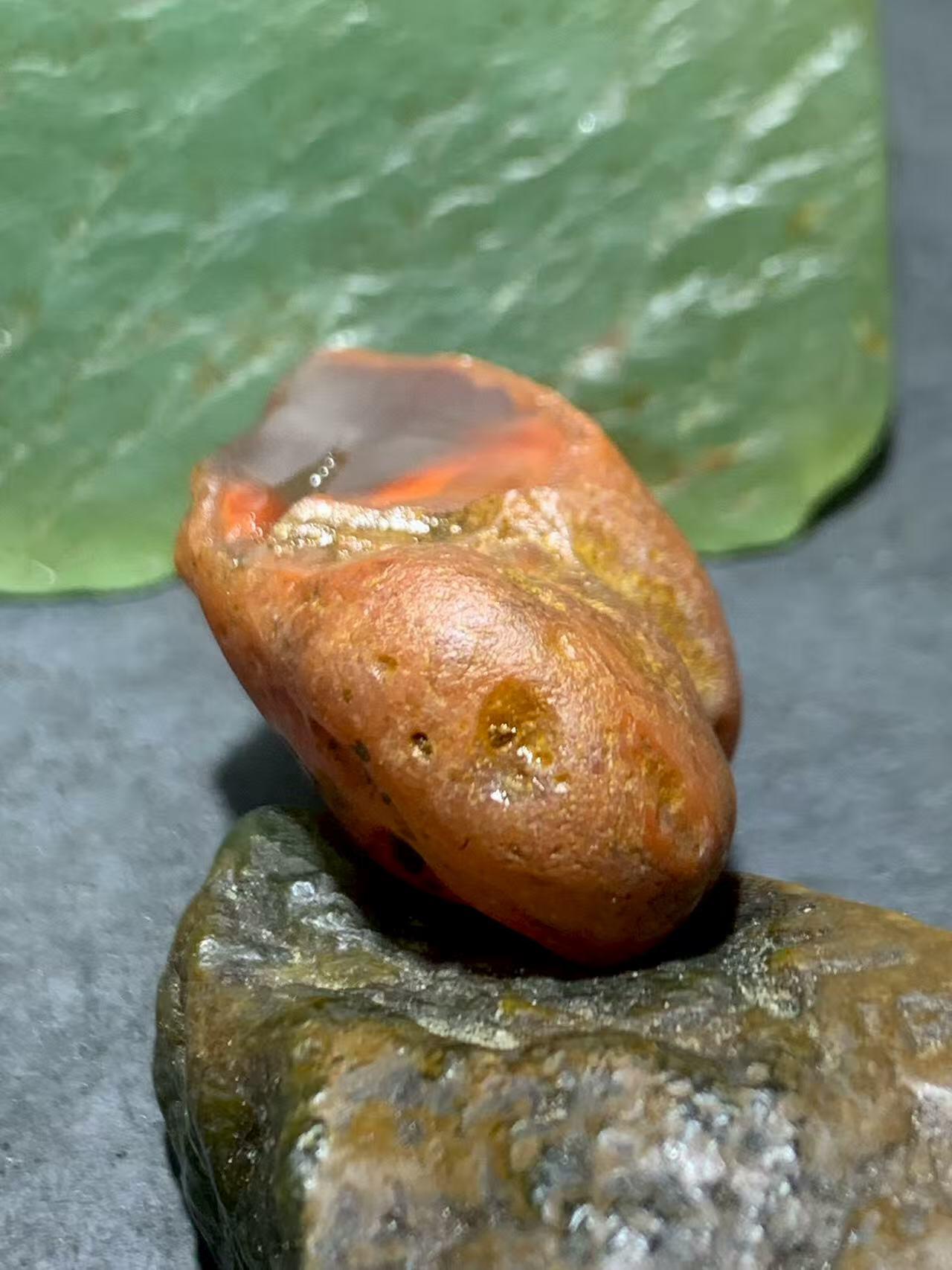 精美红皮开窗荔枝冻心南红玛瑙原石一颗，
