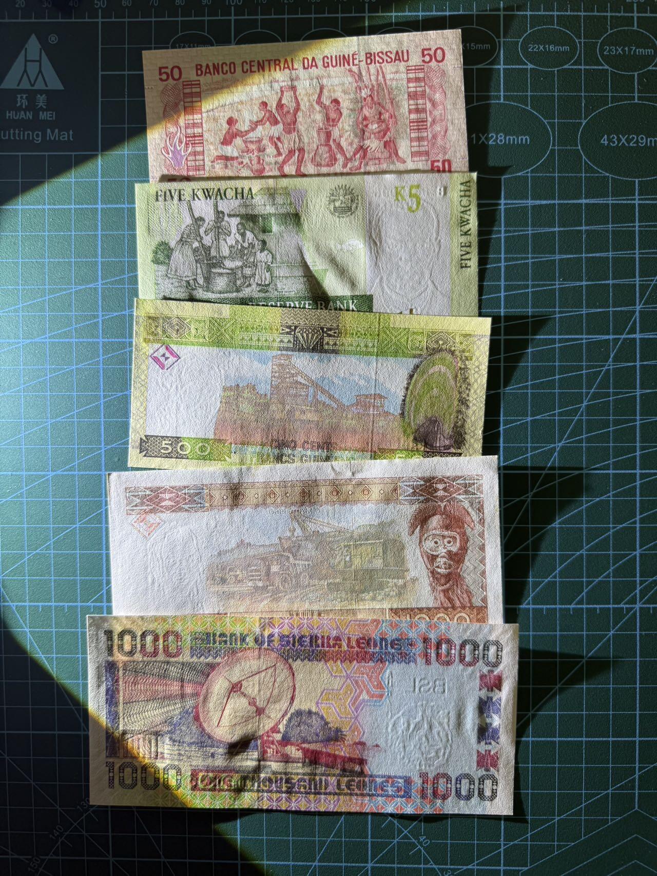 【炜奕收藏】，第四十二期 非洲杂钞共5张，品相如图，大部分全新，少部分会有折痕黄斑压痕角折