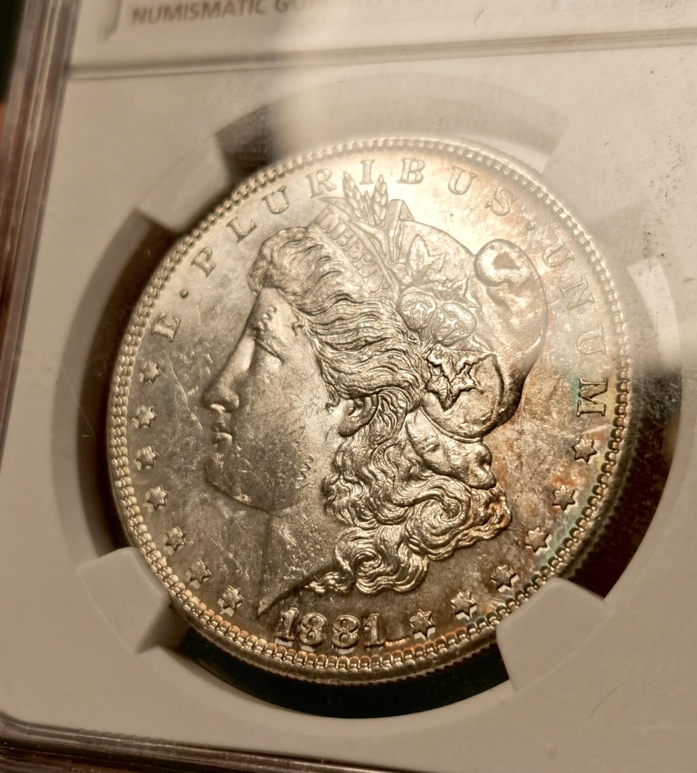 甄臻铺-世界币章拍卖（第30期），送拍享返佣金等优惠多多 NGC-MS63 美国1881年S版摩根银币，人像边缘一抹迷人的原味彩，性价比很高