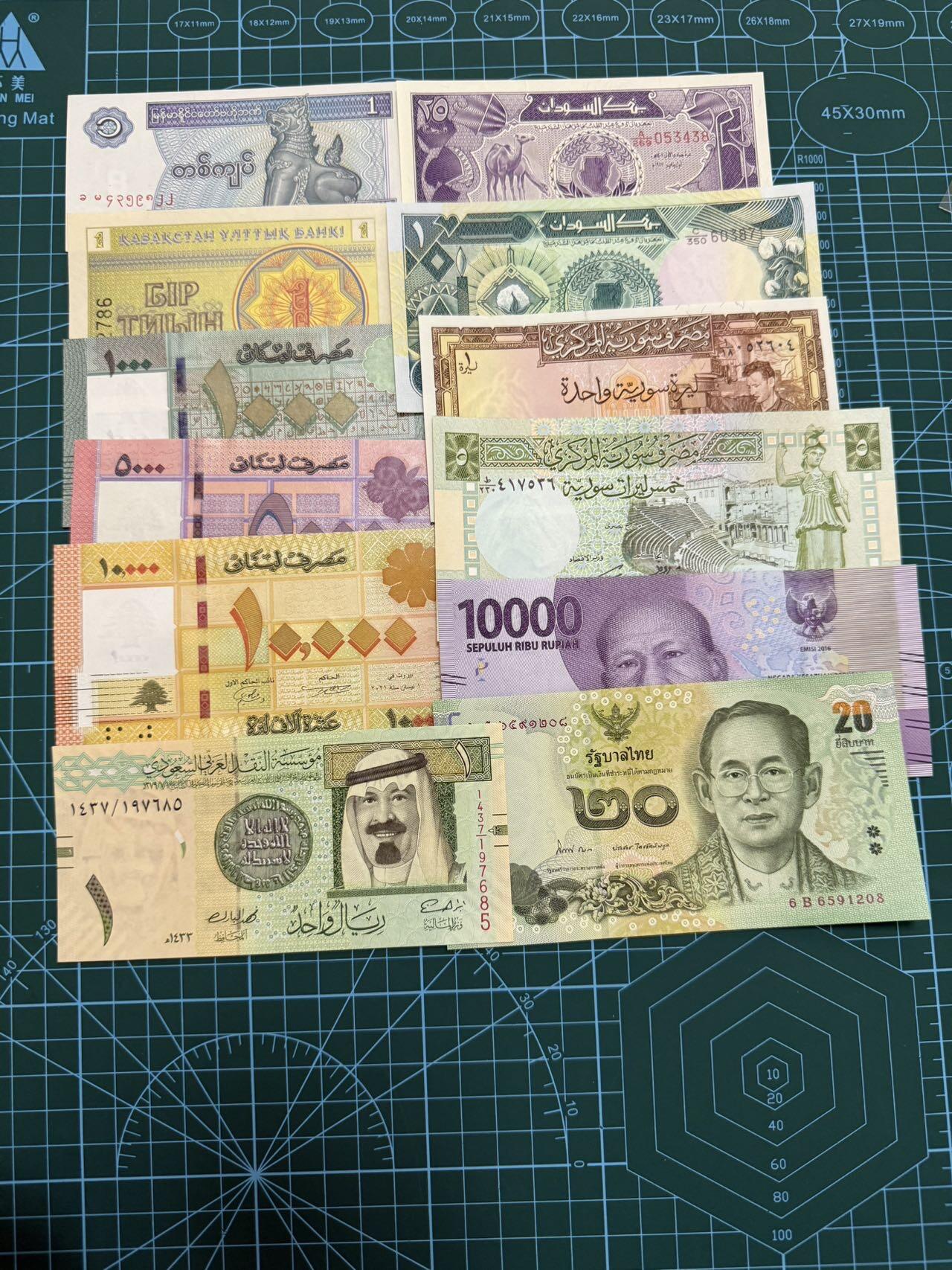 【炜奕收藏】，第四十二期 亚洲杂钞共12张，品相如图，大部分全新，少部分会有折痕黄斑压痕角折
