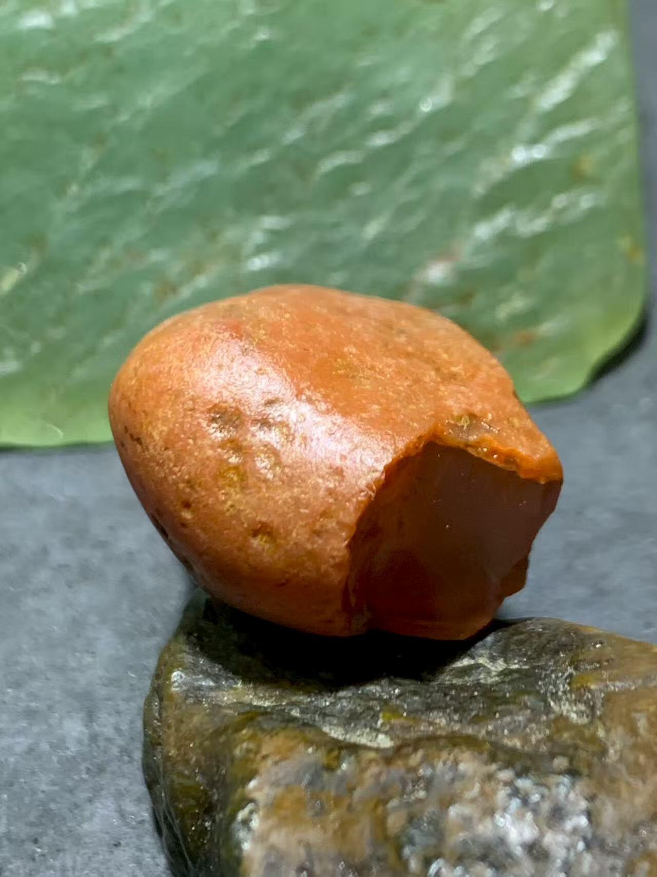 精美红皮开窗荔枝冻心南红玛瑙原石一颗，
