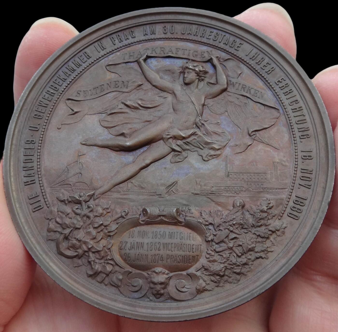 「木头集藏」章牌精品专场！ Anton Scharff～1880年奥地利布拉格工商会30周年纪念铜章，MS64 ，直径：64mm，品相绝佳！包浆尤其绚丽。大师安东·沙夫名作。正面肖像是布拉格工商会主席理查德·多曹尔（1817-1887年） 。