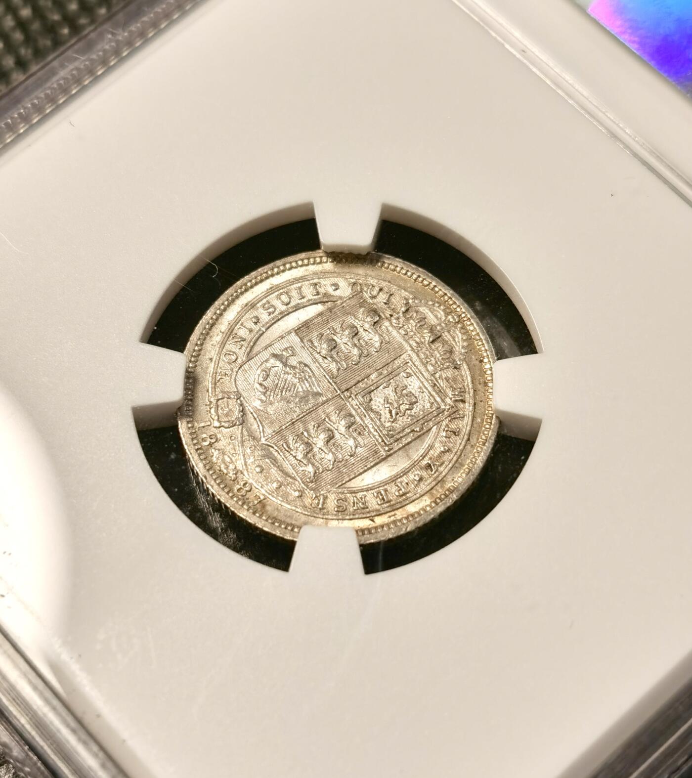 甄臻铺-世界币章拍卖（第30期），送拍享返佣金等优惠多多 NGC-MS61 1887年英国高冠维多利亚6便士，盾徽版，月牙五彩，自然包浆极美