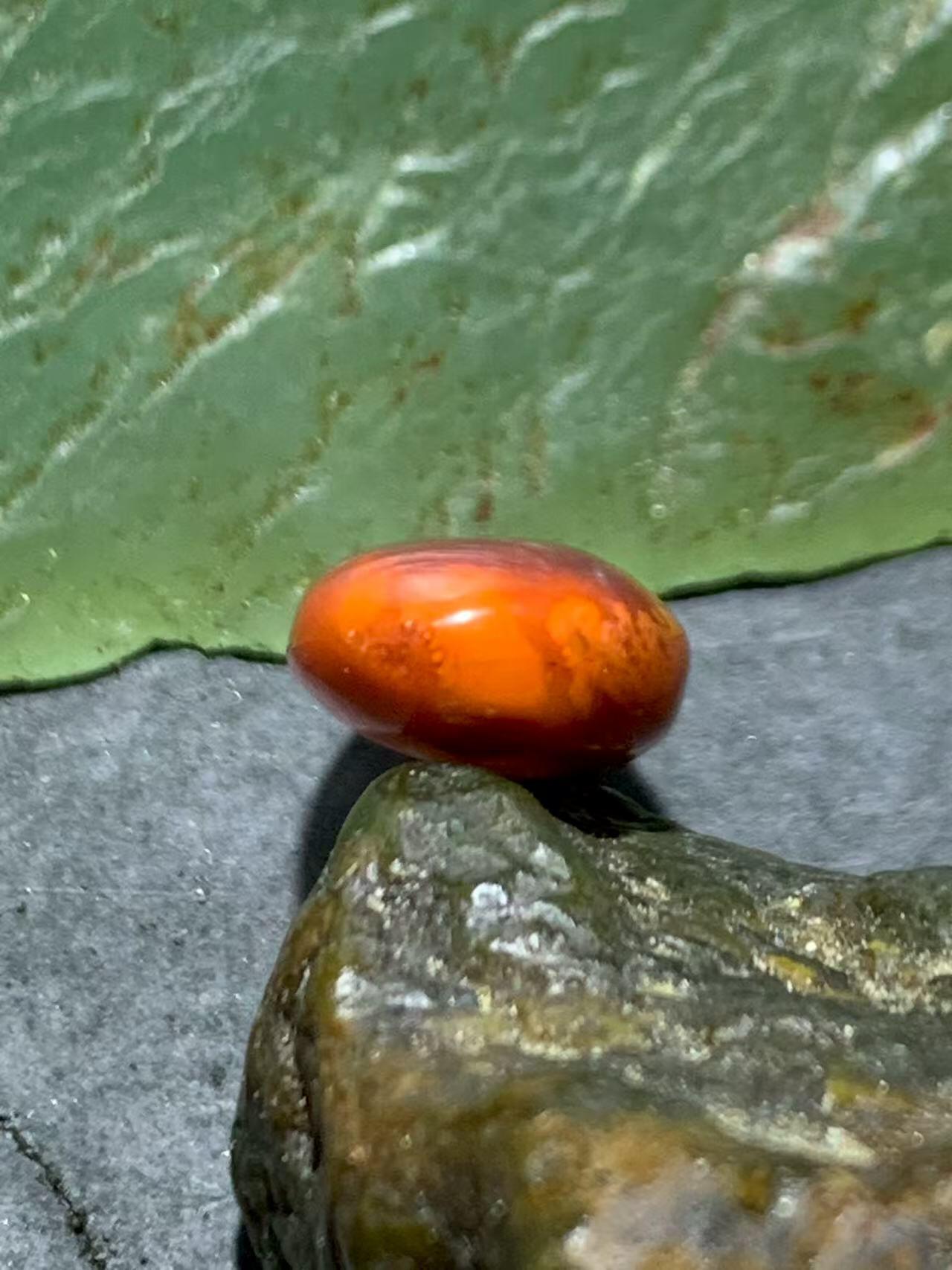精美紫罗兰柿子红火焰纹南红玛瑙水滴形戒面一个，