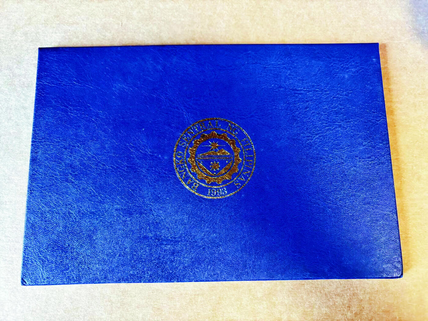 【Blue Auction】世界纸币精拍第713期——18级TOP拍卖/信誉/品质/专业/高效💫  【带证书带册34341】菲律宾 1998年2000比索 UNC- （轻微荧光 对于这张纸币正常现象普遍都有）大票幅