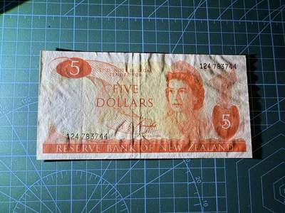 【炜奕收藏】，第四十二期 新西兰5元，AU品相，大冠女王头像