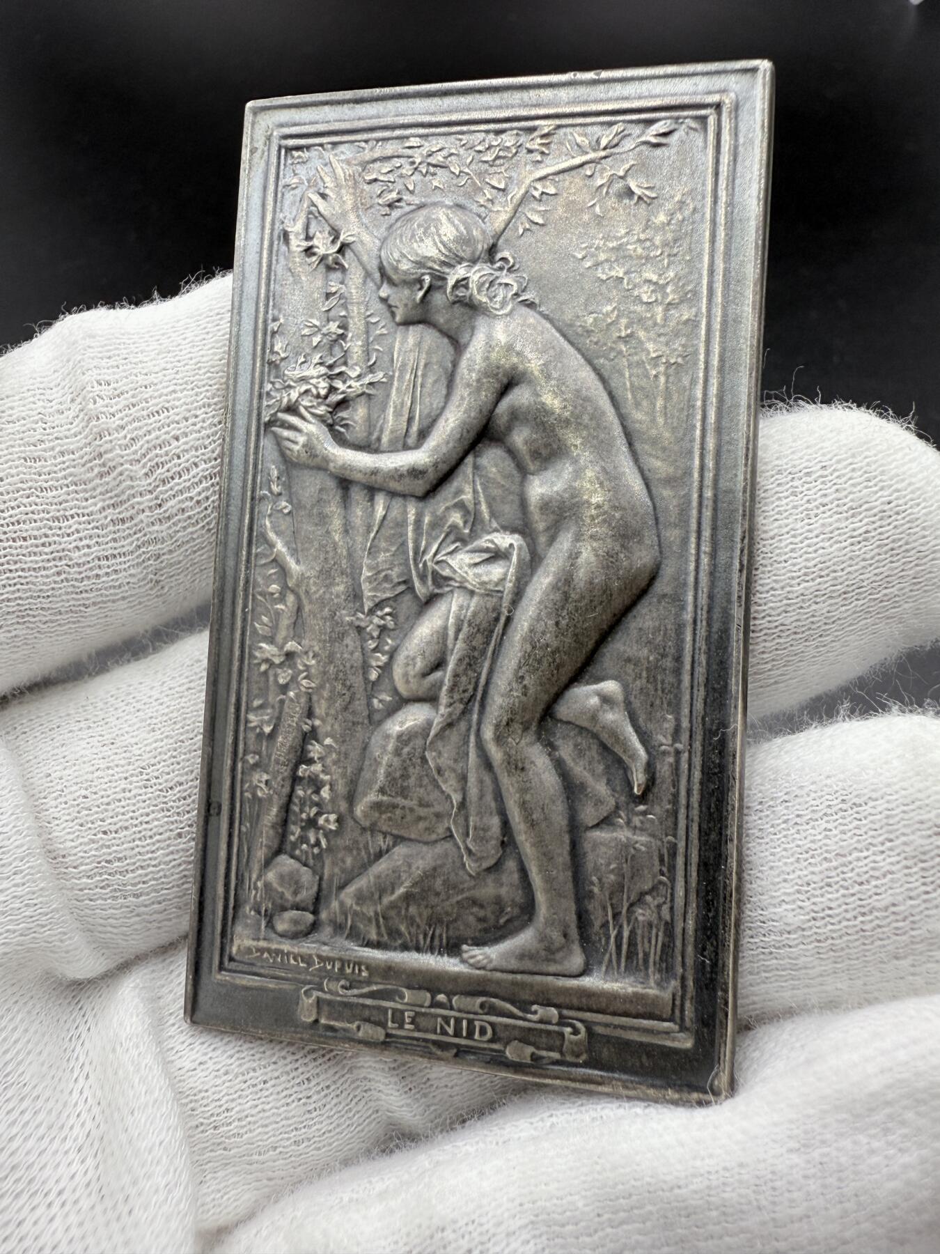 「木头集藏」章牌精品专场！ D.Dupuis～法国“LE NID” 巢 银章，尺寸：66×37.5mm，57.2g，边铭：丰饶角 ARGENT， 名家代表作，经典清凉题材。