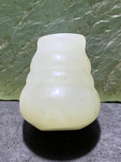 天然水草沁和田玉随形一体佛头三通一个 - 天然水草沁和田玉随形一体佛头三通一个