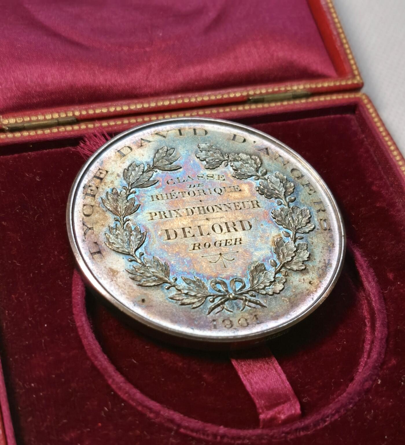甄臻铺-世界币章拍卖（第30期），送拍享返佣金等优惠多多 1901年法国昂热市立戴维中学颁发的获奖银章，直径约50.8毫米，重62.8克。正面刻有昂热市徽章和橄榄枝装饰，背面环绕着