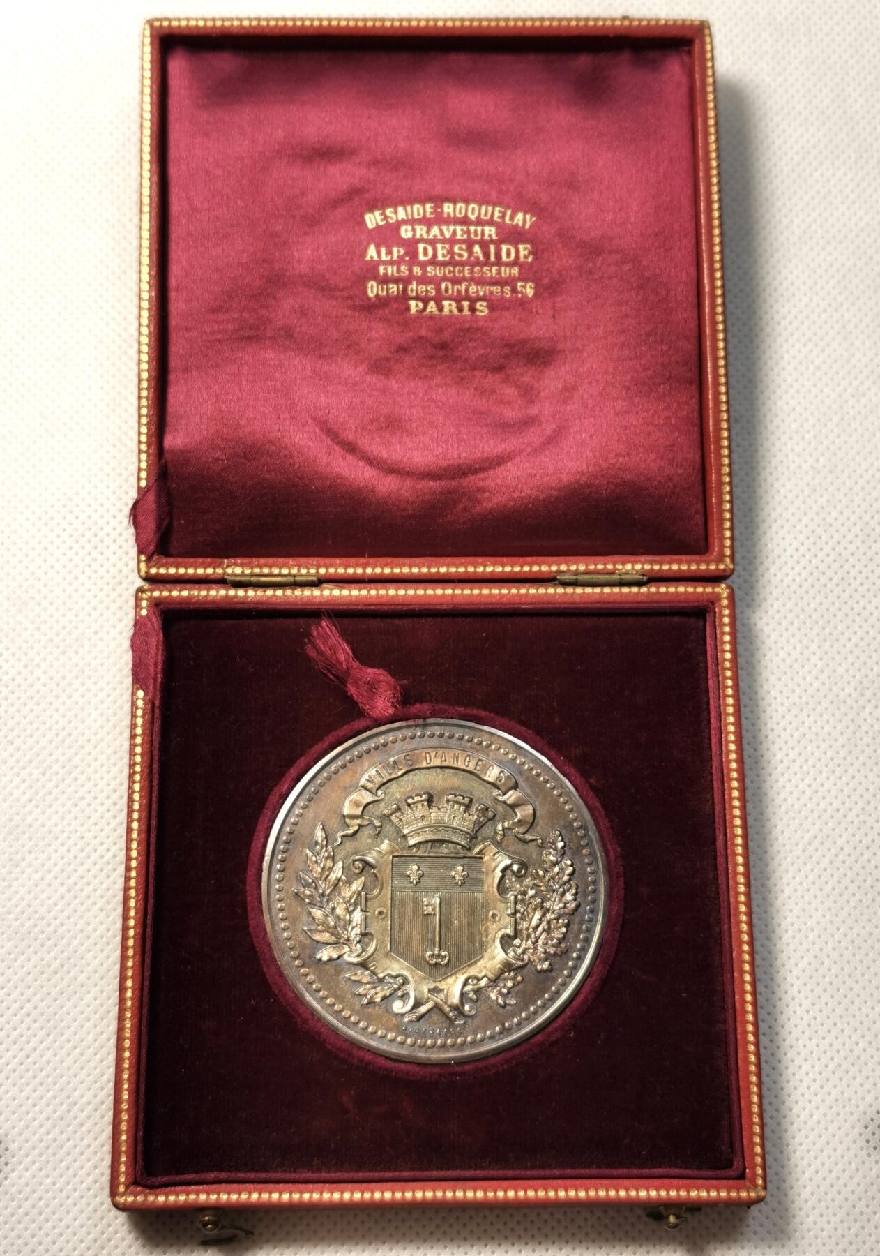 甄臻铺-世界币章拍卖（第30期），送拍享返佣金等优惠多多 1901年法国昂热市立戴维中学颁发的获奖银章，直径约50.8毫米，重62.8克。正面刻有昂热市徽章和橄榄枝装饰，背面环绕着