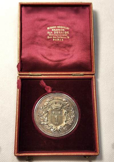 甄臻铺-世界币章拍卖（第30期），送拍享返佣金等优惠多多 - 1901年法国昂热市立戴维中学颁发的获奖银章，直径约50.8毫米，重62.8克。正面刻有昂热市徽章和橄榄枝装饰，背面环绕着"LYCEE DAVID D'ANGERS"字样，双面重五彩包浆很漂亮。原装红色丝绒内衬红皮外盒，盒身刻有"LYCEE DAVID D'ANGERS PRIX D'HONNEUR OFFERT PAR LA VILLE"字样。