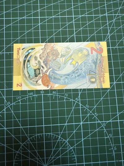 【炜奕收藏】，第四十二期 东加勒比2元，UNC品相，AA冠号码无47尾8，IBNS获奖钞