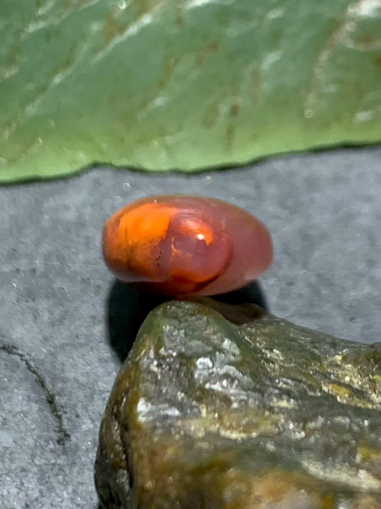 精美紫罗兰柿子红火焰纹南红玛瑙水滴形戒面一个，