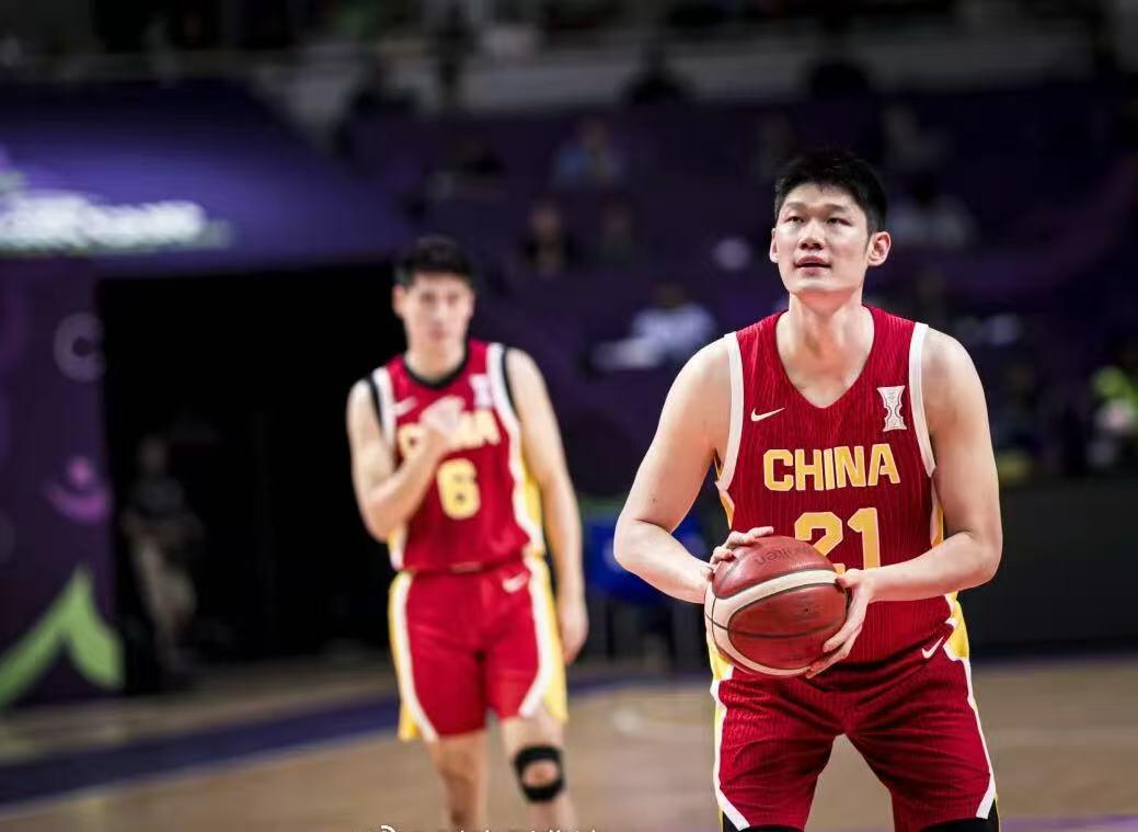 零元拍：胡金秋、孙铭徽以及主教练王博三签浙江广厦队CBA30周年城市版总冠军球衣！