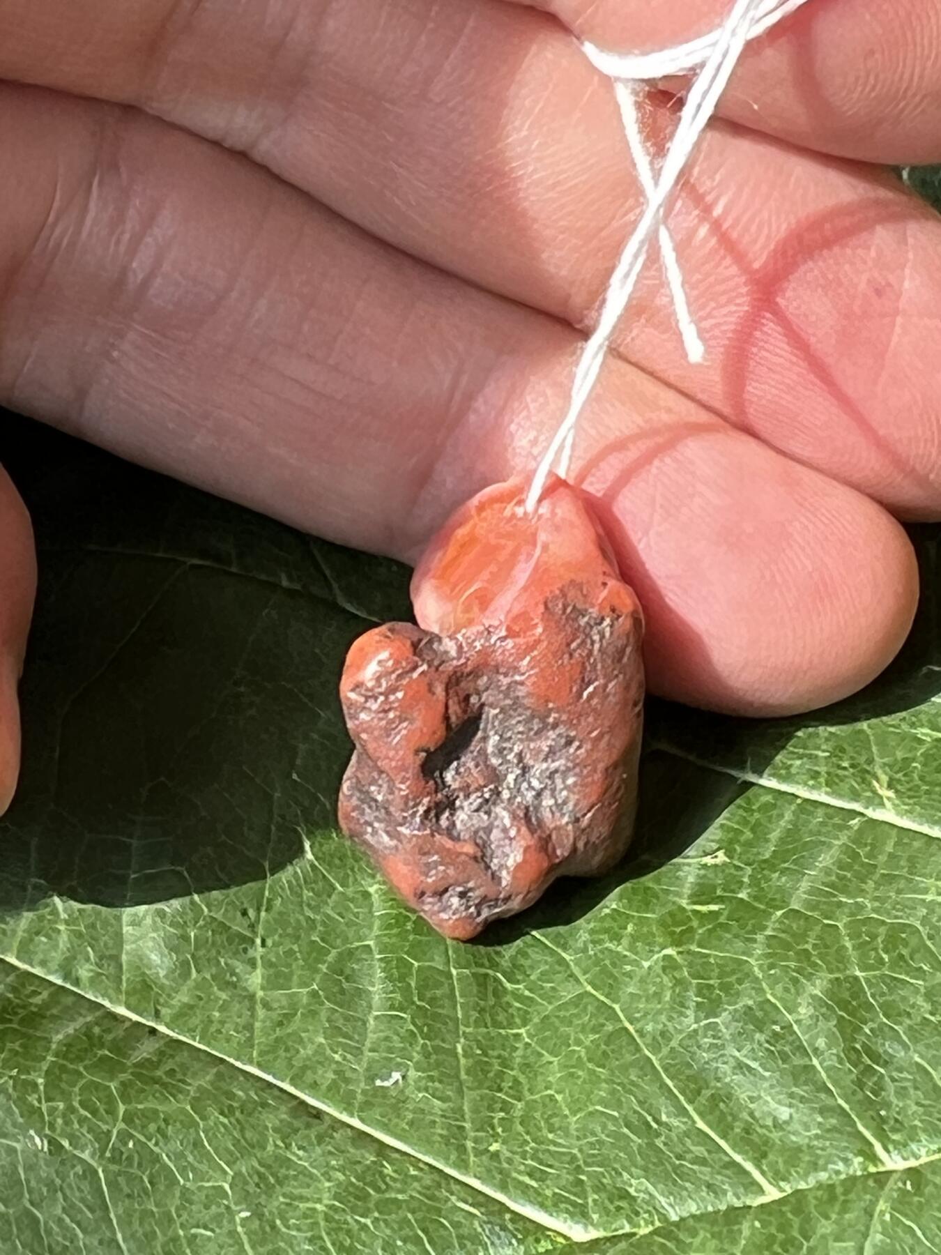 零元拍：自己打磨的一枚南红原石小吊坠，原生态，瓦西料。大概3.3克。