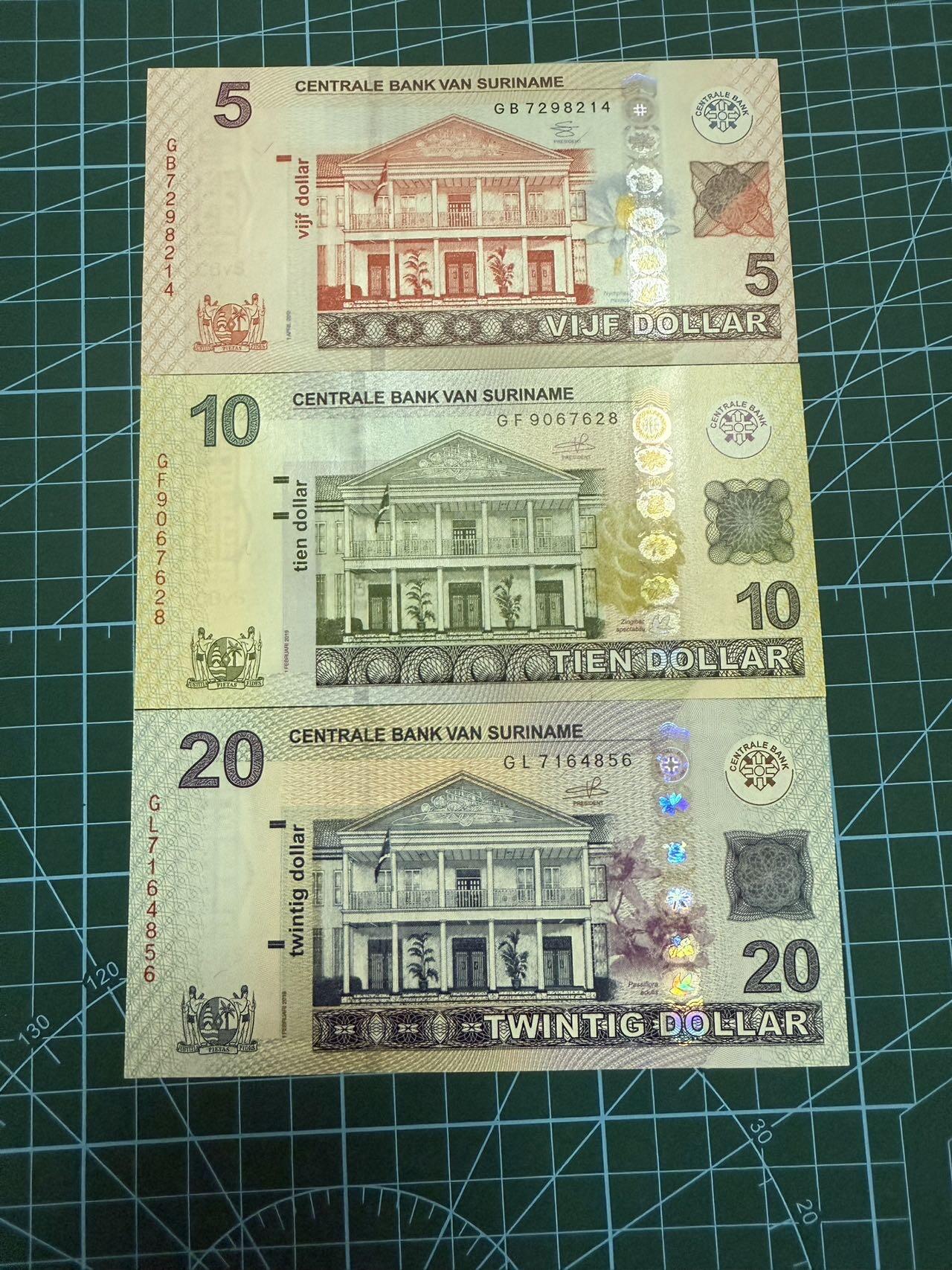【炜奕收藏】，第四十二期 苏里南5-20元，UNC-/UNC品相，有车轮印