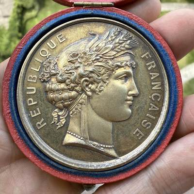 「木头集藏」章牌精品专场！ - 1885年法国乌当市原盒镀金银章  直径：51mm，59g，边铭：丰饶角 ARGENT，非常罕见的一款玛丽安娜肖像银章，原盒正常使用。