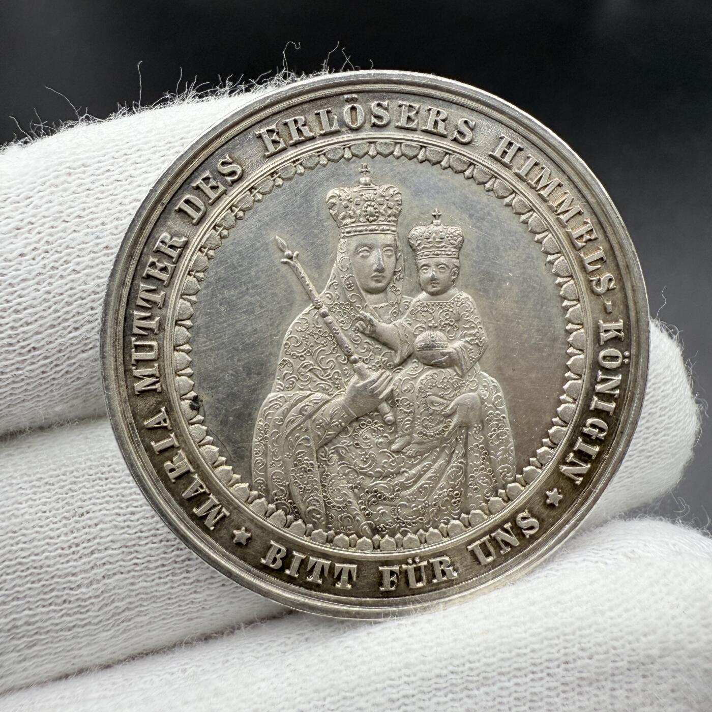 「木头集藏」章牌精品专场！ 圣母玛利亚宗教洗礼原盒银章，直径：34mm，11.5g，刻画细致，品相不错，原盒正常使用。