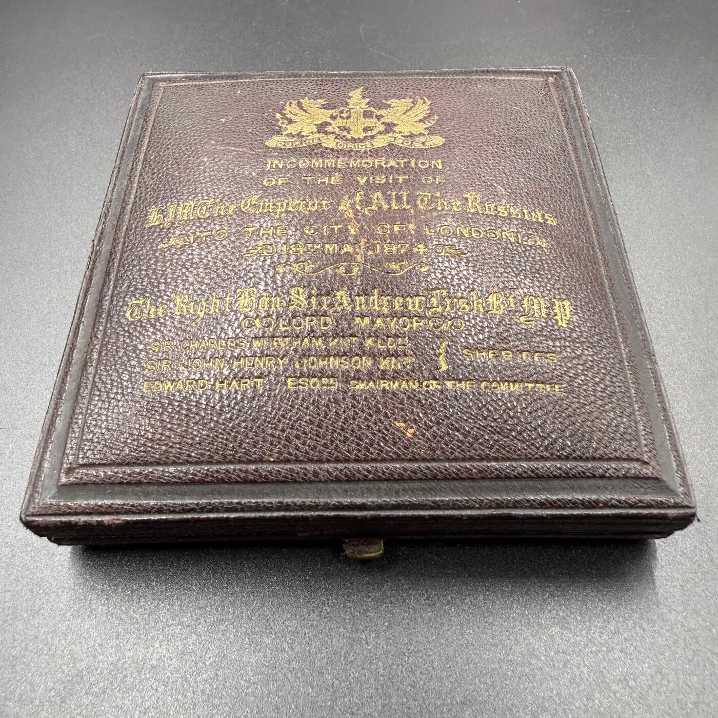 「木头集藏」章牌精品专场！ CH Wiener～英国伦敦金融城系列铜章之1874年俄国皇帝来访，MS65 ，直径：77mm，发行量仅400枚，厚重精美，顶级品相！唯一亚军分，更高分仅有一枚66分。烫金原盒状态良好。正面是亚历山大二世肖像；背面是伦敦女神在欢迎皇帝来访，身后的和平女神手持橄榄枝和丰饶角，身前的两个小天使分别手持权杖和宝剑。