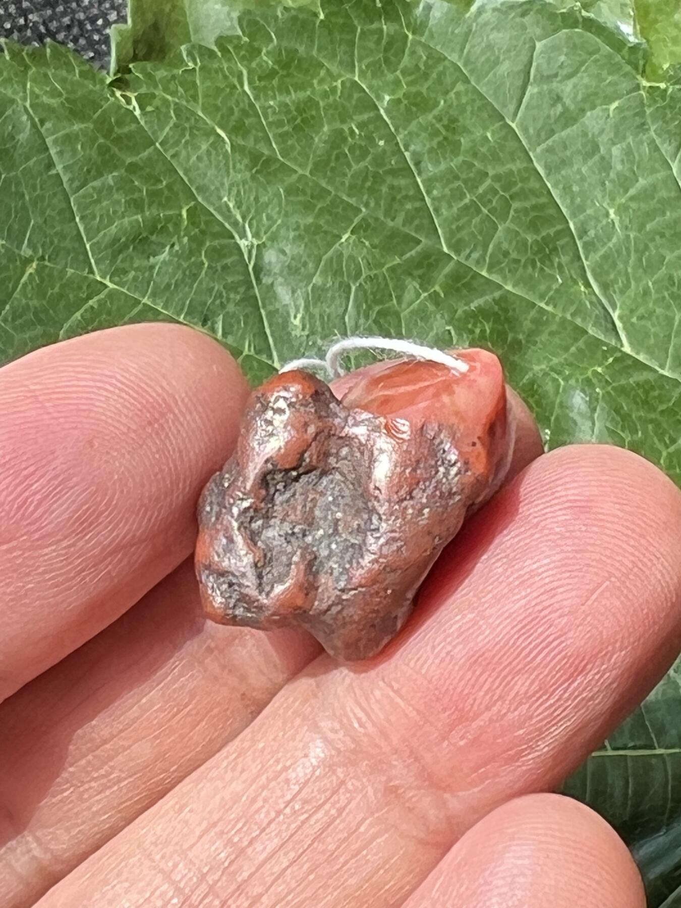 零元拍：自己打磨的一枚南红原石小吊坠，原生态，瓦西料。大概3.3克。