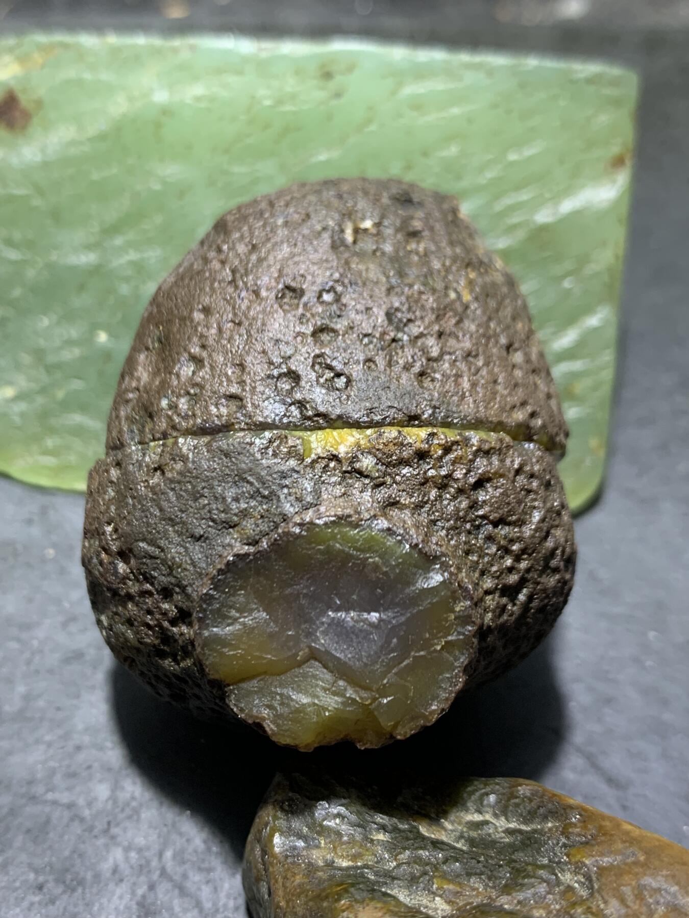 精美亚光原皮鸡油黄冻料战国红玛瑙对切原石摆件一对，