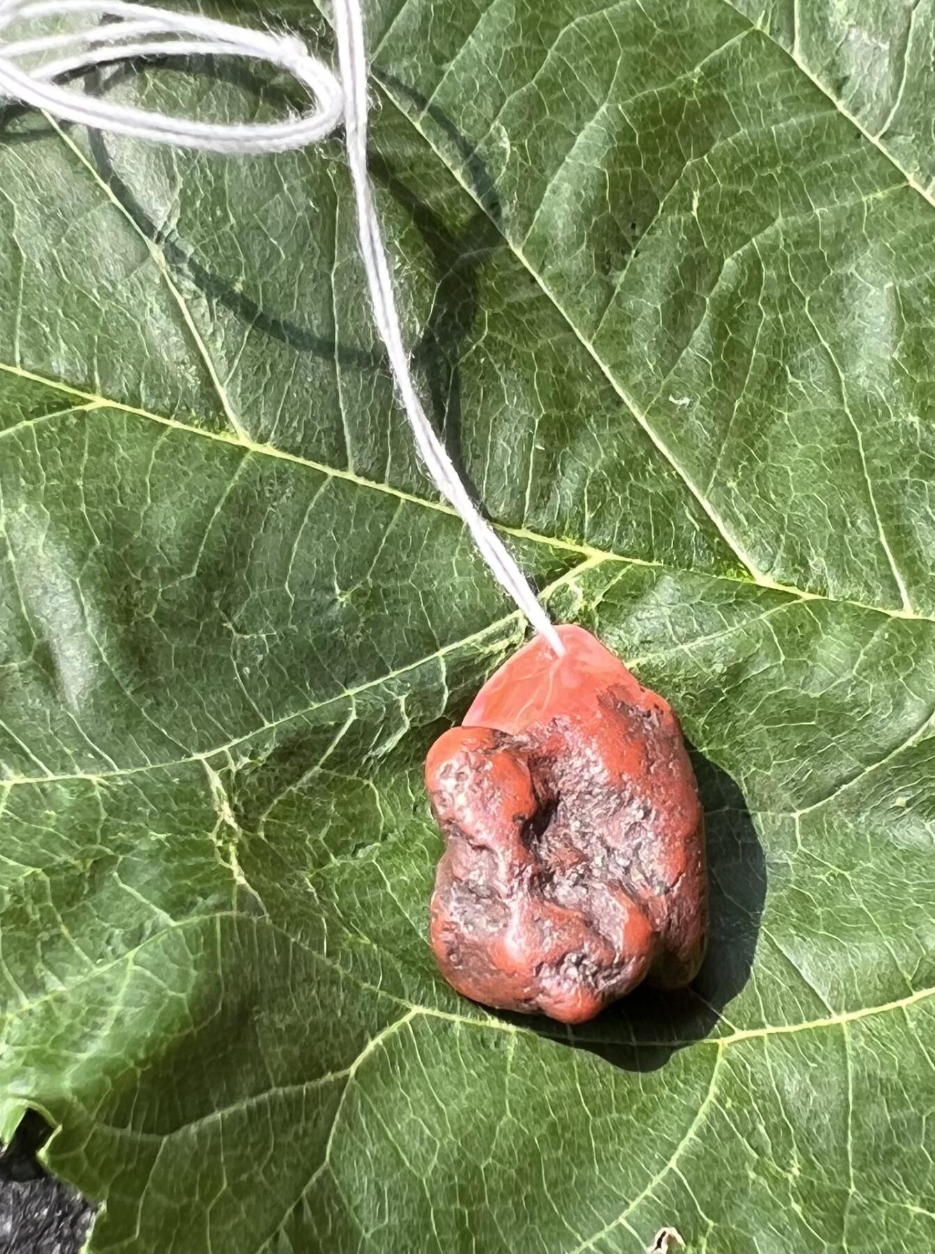 零元拍：自己打磨的一枚南红原石小吊坠，原生态，瓦西料。大概3.3克。