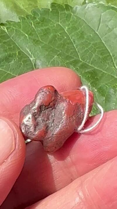 零元拍：自己打磨的一枚南红原石小吊坠，原生态，瓦西料。大概3.3克。