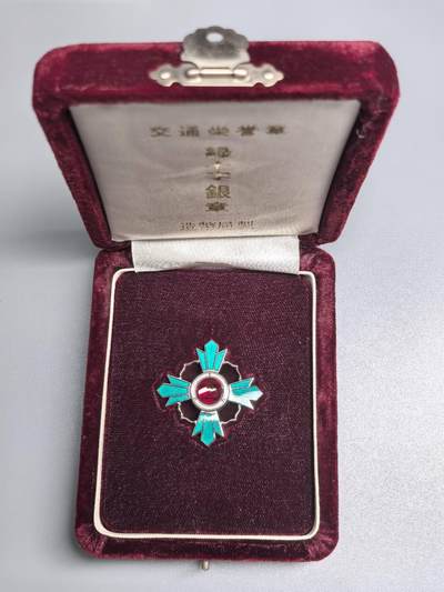 小驴勋章奖章收藏8月23日星期六晚18点拍卖（有偿代拍送拍规则在简介最后，店主微信码在最后一拍品，参拍须阅读规则后再参拍，关系到运费包装发货时效真假辨别等关键信息，送拍规则在介绍最后面） - 交通荣誉章绿十字银章，银质七宝烧背打银标带盒