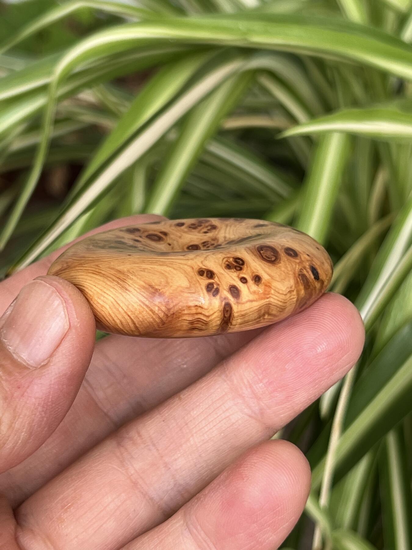 零元拍：崖柏满瘤花面包圈平安扣，尺寸直径5厘米，十年前的存货了，油性极大。