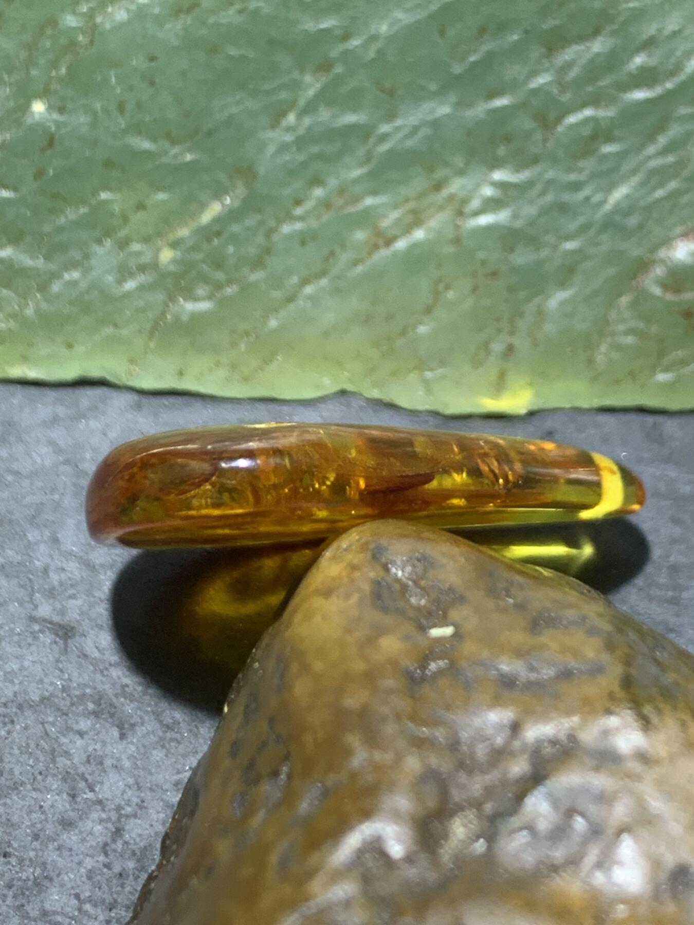 乌克兰花珀通货水滴形吊坠一个，