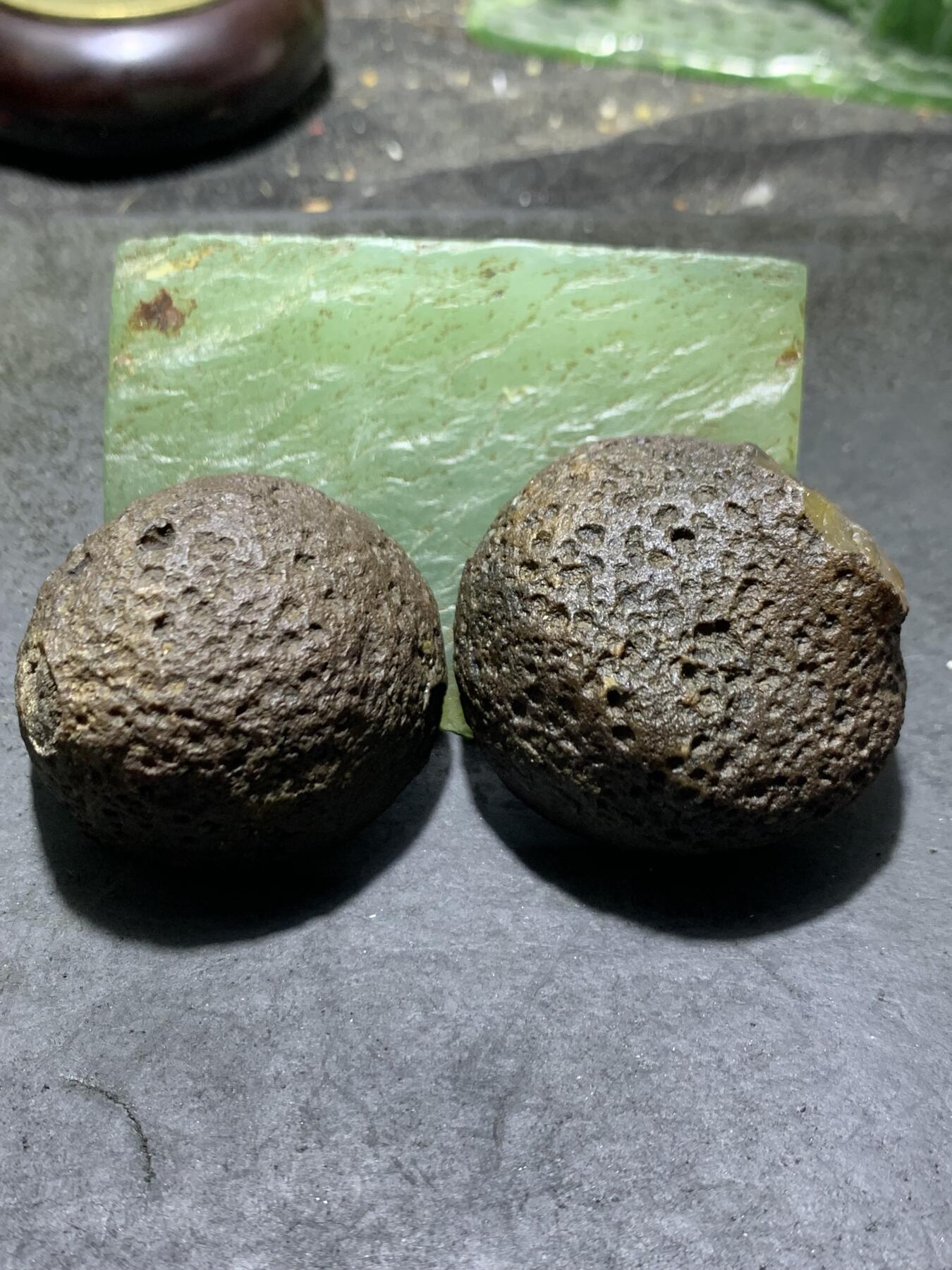 精美亚光原皮鸡油黄冻料战国红玛瑙对切原石摆件一对，