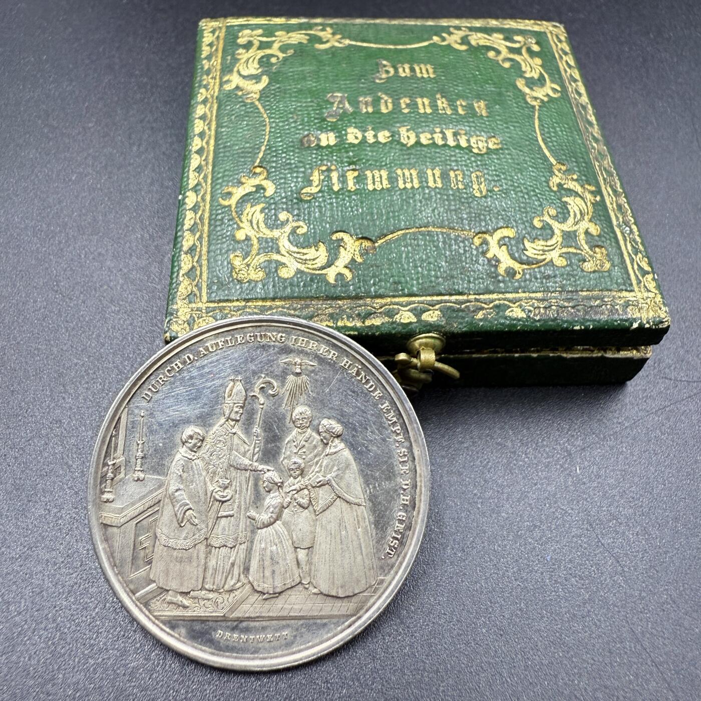 「木头集藏」章牌精品专场！ 圣母玛利亚宗教洗礼原盒银章，直径：34mm，11.5g，刻画细致，品相不错，原盒正常使用。
