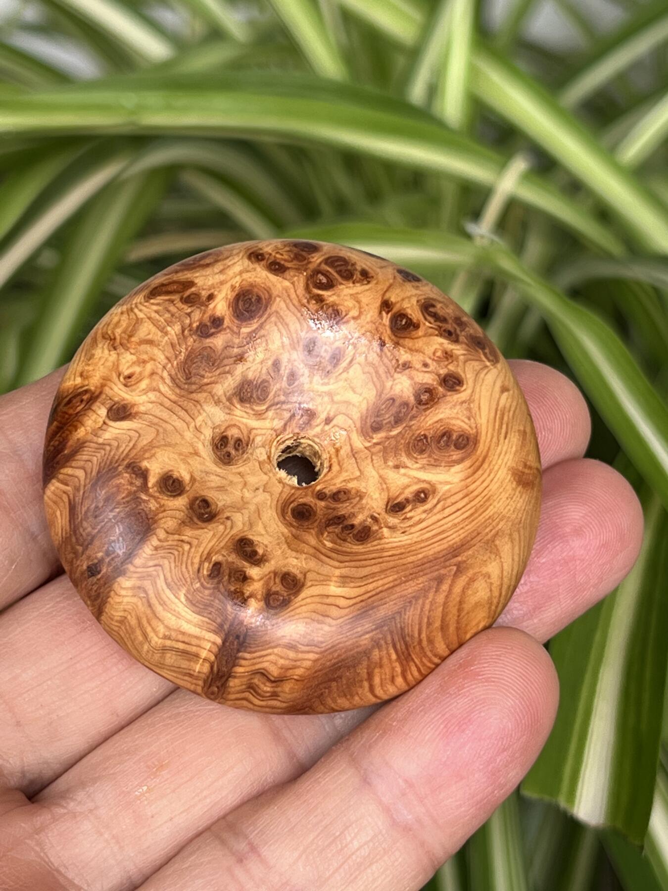 零元拍：崖柏满瘤花面包圈平安扣，尺寸直径5厘米，十年前的存货了，油性极大。