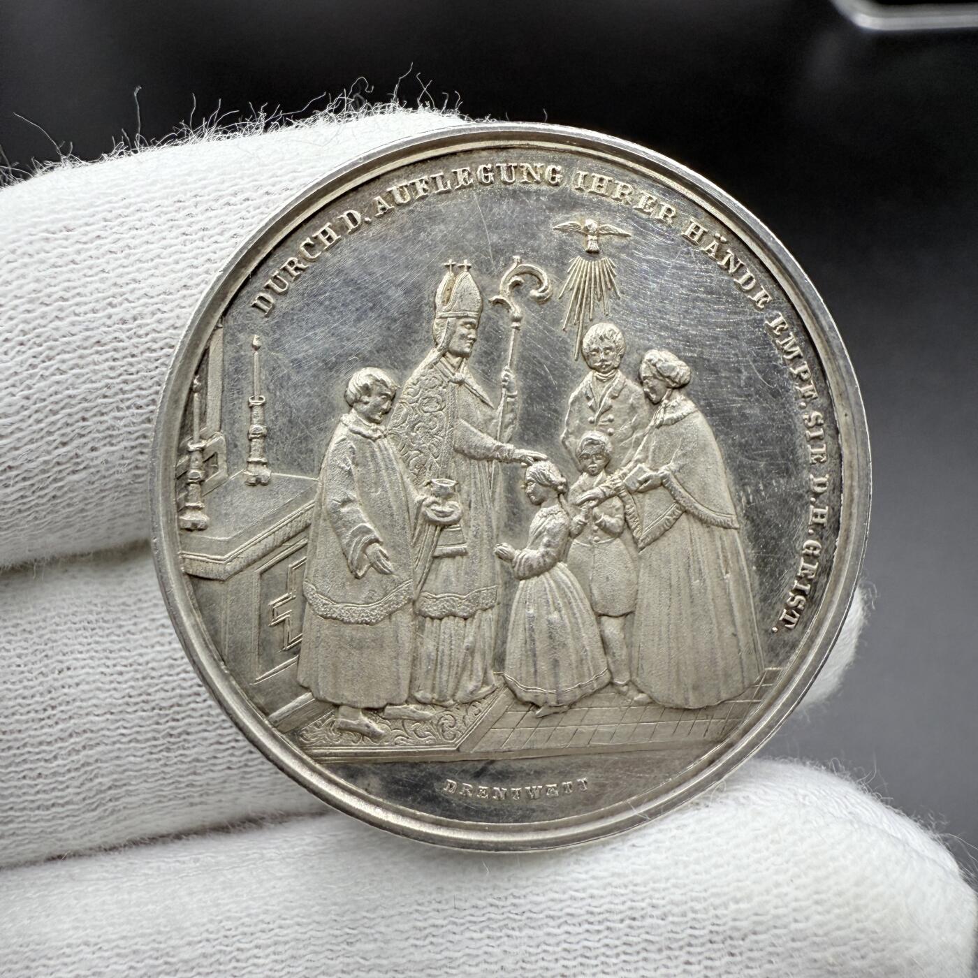 「木头集藏」章牌精品专场！ 圣母玛利亚宗教洗礼原盒银章，直径：34mm，11.5g，刻画细致，品相不错，原盒正常使用。