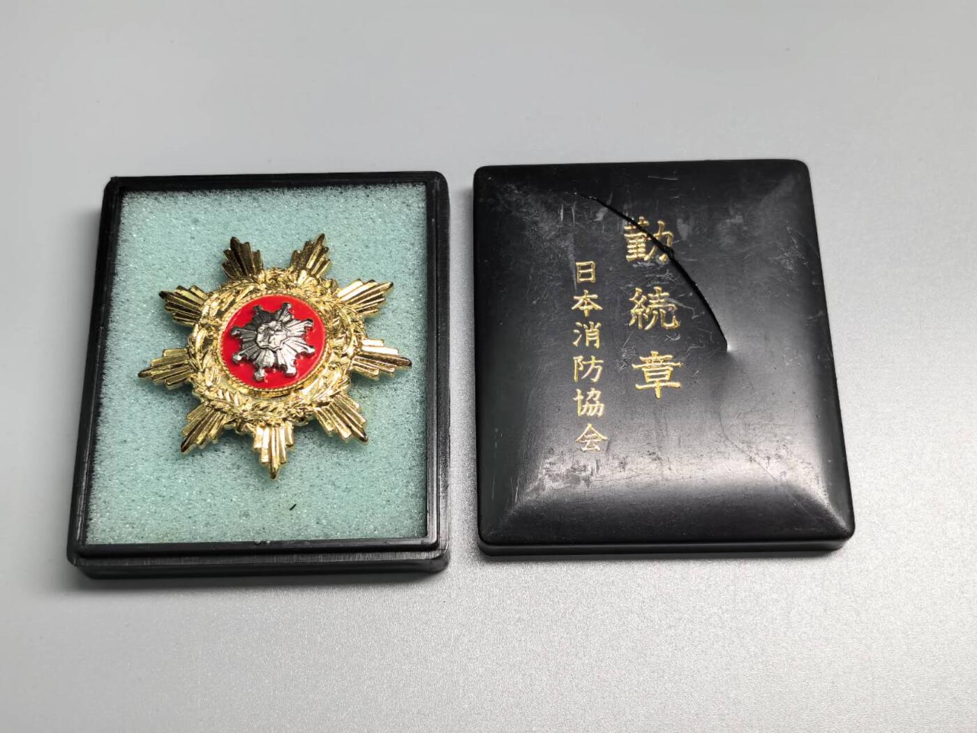 小驴勋章奖章收藏8月23日星期六晚18点拍卖（有偿代拍送拍规则在简介最后，店主微信码在最后一拍品，参拍须阅读规则后再参拍，关系到运费包装发货时效真假辨别等关键信息，送拍规则在介绍最后面）