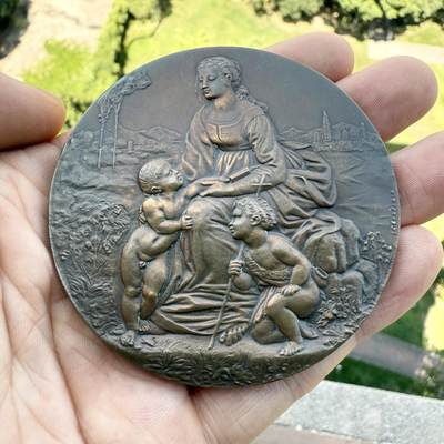 「木头集藏」章牌精品专场！ - J. C. Chaplain～法国 花园中的圣母 大铜章，直径：68 mm，136 g，边铭：丰饶角 BRONZE，巴黎造币厂铸造。 此章正面图案取材于意大利画家拉斐尔·桑西于1507年到1508年间创作的油画《花园中的圣母》，是拉斐尔所作的圣母子像中的名作，现收藏于法国巴黎卢浮宫。在这幅圣母子像中，圣母爱抚着圣婴，小约翰手持木质十字架，整幅画面充满了温馨和慈爱。