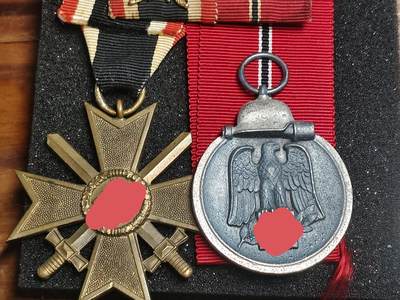 德三1939-1942两枚二级战功十字带剑铜质无标，灰盔冻肉19厂标，正面完好，一对两章，带略章，标价为一起 - 德三1939-1942两枚二级战功十字带剑铜质无标，灰盔冻肉19厂标，正面完好，一对两章，带略章，标价为一起