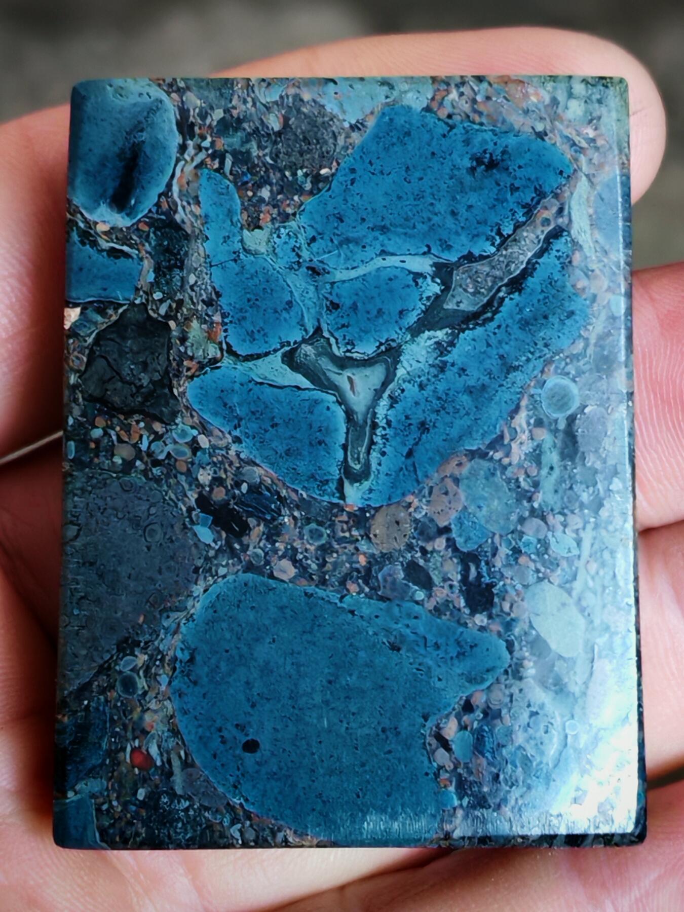 经典稀有画面石蓝莓星斑球粒角砾石无事牌(36022)尺寸52*40*12mm70克