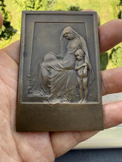 「木头集藏」章牌精品专场！ - R. Bernard～一战纪念大铜章，尺寸：50×75mm，96g，边铭：丰饶角 BRONZE，巴黎造币厂铸造。 画面上头披长巾的年轻妇人低头而坐，低垂的左手臂被依偎她的小童双手抱住，右手抚着膝上的钢盔，这显然是她阵亡的丈夫的遗物，令她悲不自胜。但她还是要勇敢地面对和生活下去，毕竟她身边的孩子需要呵护照顾，是经历大战后的国家未来的希望。