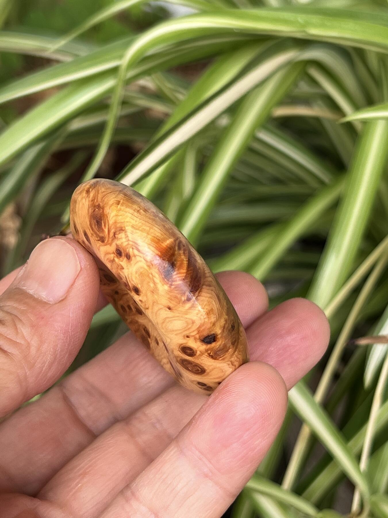 零元拍：崖柏满瘤花面包圈平安扣，尺寸直径5厘米，十年前的存货了，油性极大。