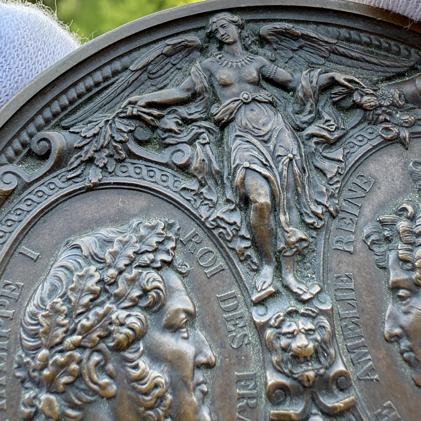「木头集藏」章牌精品专场！ Barre～1833年法国菲利普国王一家访问巴黎造币厂铜章，直径：75mm，186g，光边无边铭，原铸品少见！构图大气，雕刻精美，堪称路易·菲利普国王时期巴洛克风格章牌的代表作品。正面是菲利普国王与王后；背面上方是国王的妹妹阿德莱德公主，下方是国王的长子奥尔良公爵与长女比利时王后，左右两侧是国王的其他儿女。