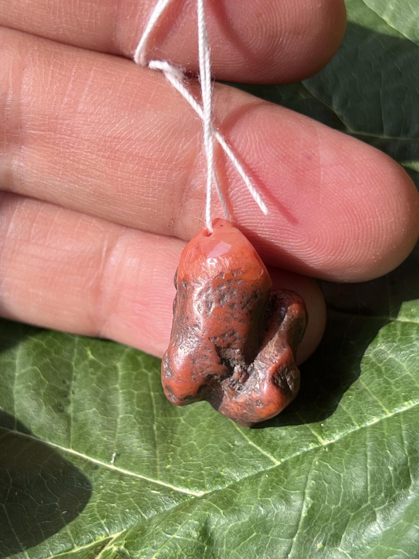 零元拍：自己打磨的一枚南红原石小吊坠，原生态，瓦西料。大概3.3克。