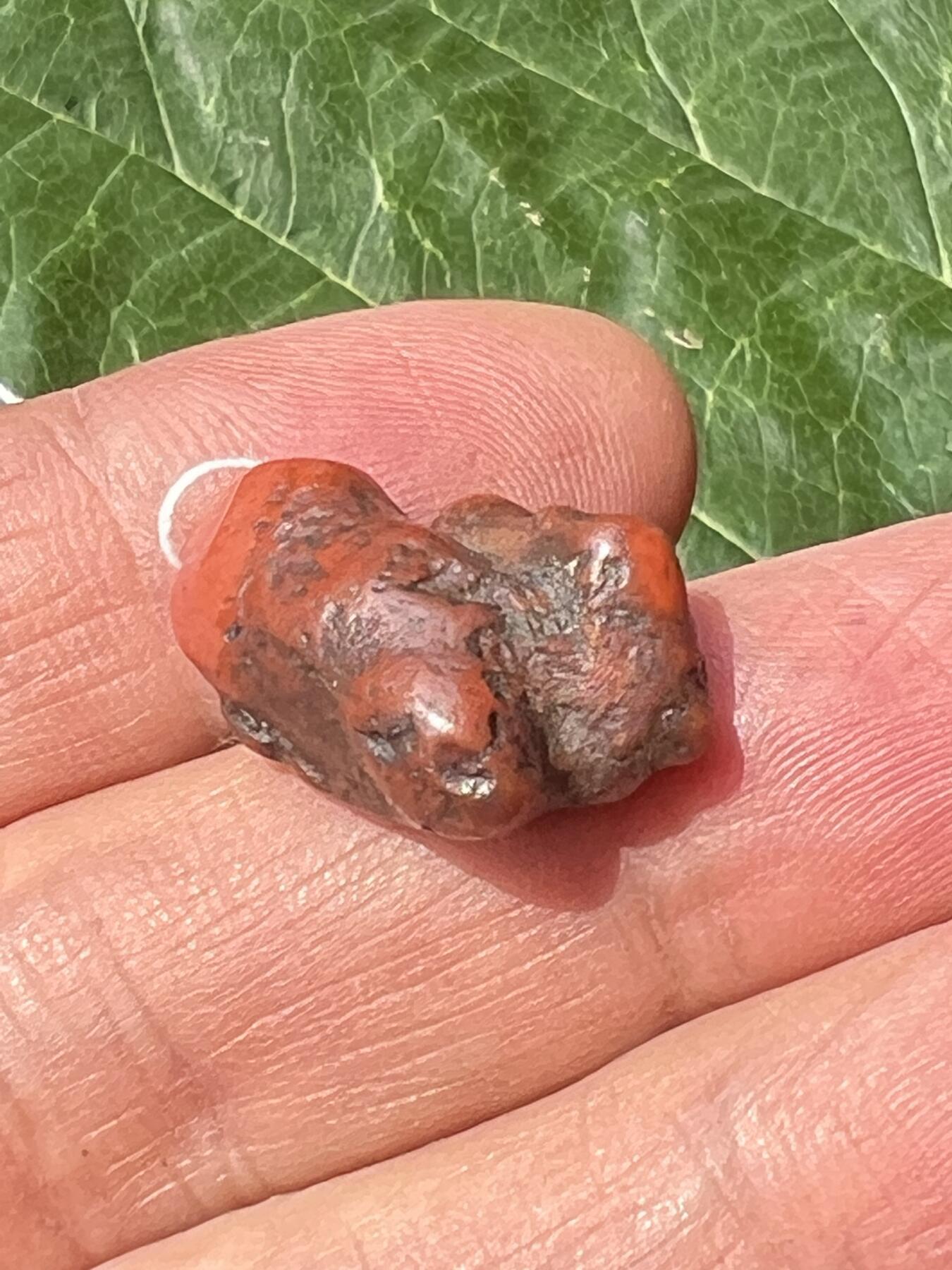 零元拍：自己打磨的一枚南红原石小吊坠，原生态，瓦西料。大概3.3克。